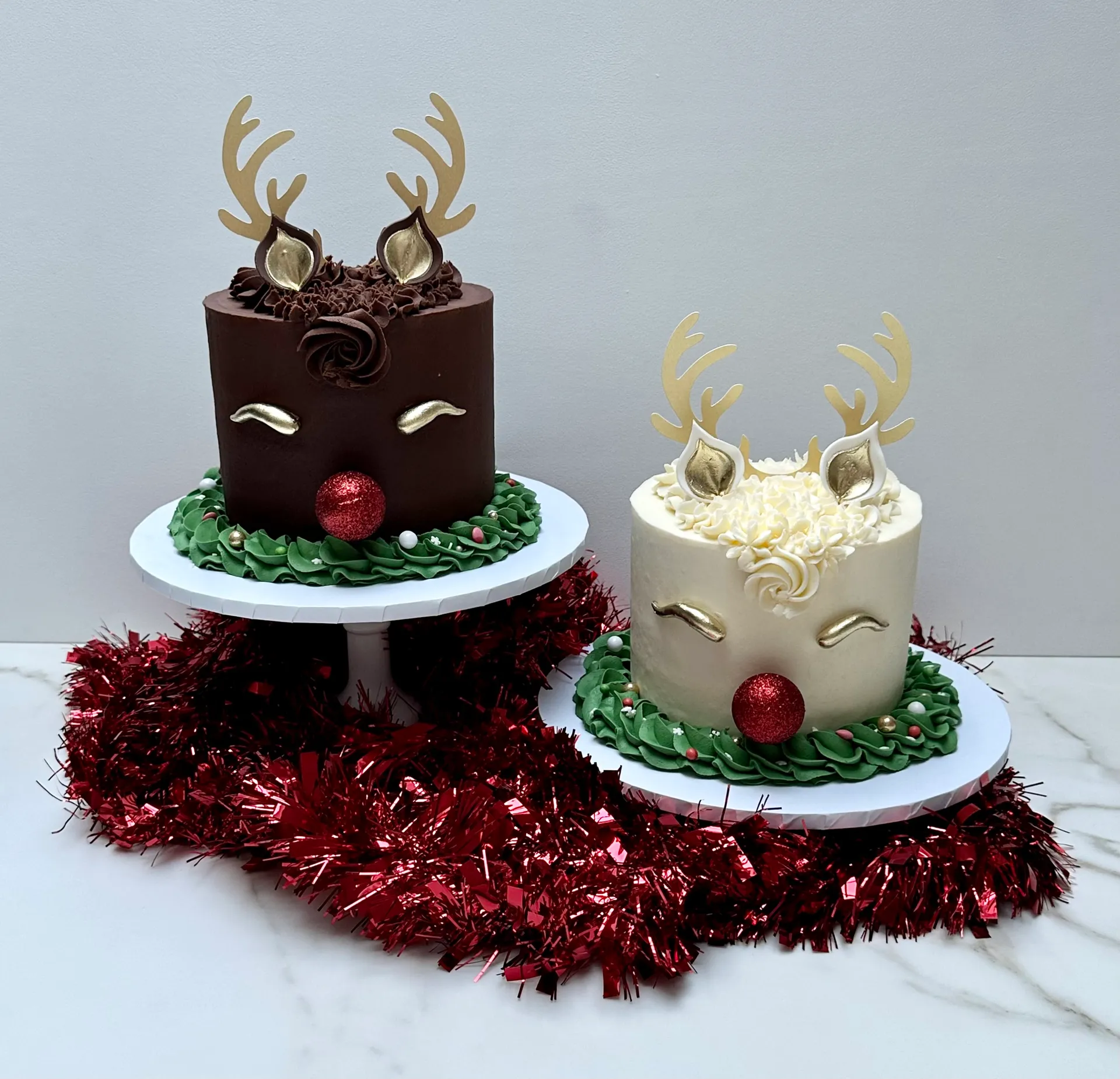 Vanilla and chocolate reindeer cakes